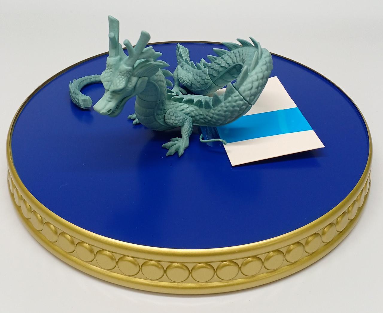 ひげのパーツは台紙に付いています