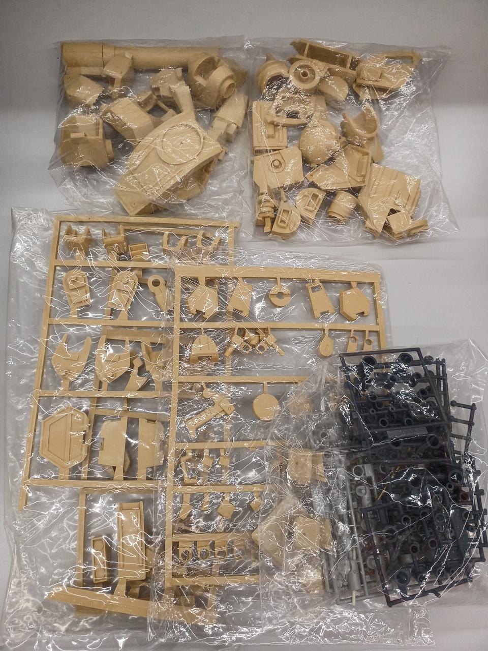 未開封、未組み立てです。