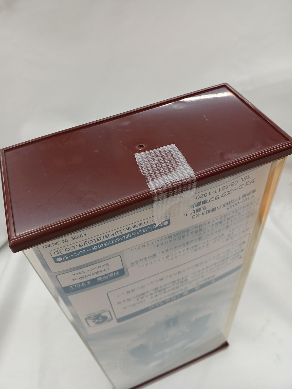 テープ跡あり。