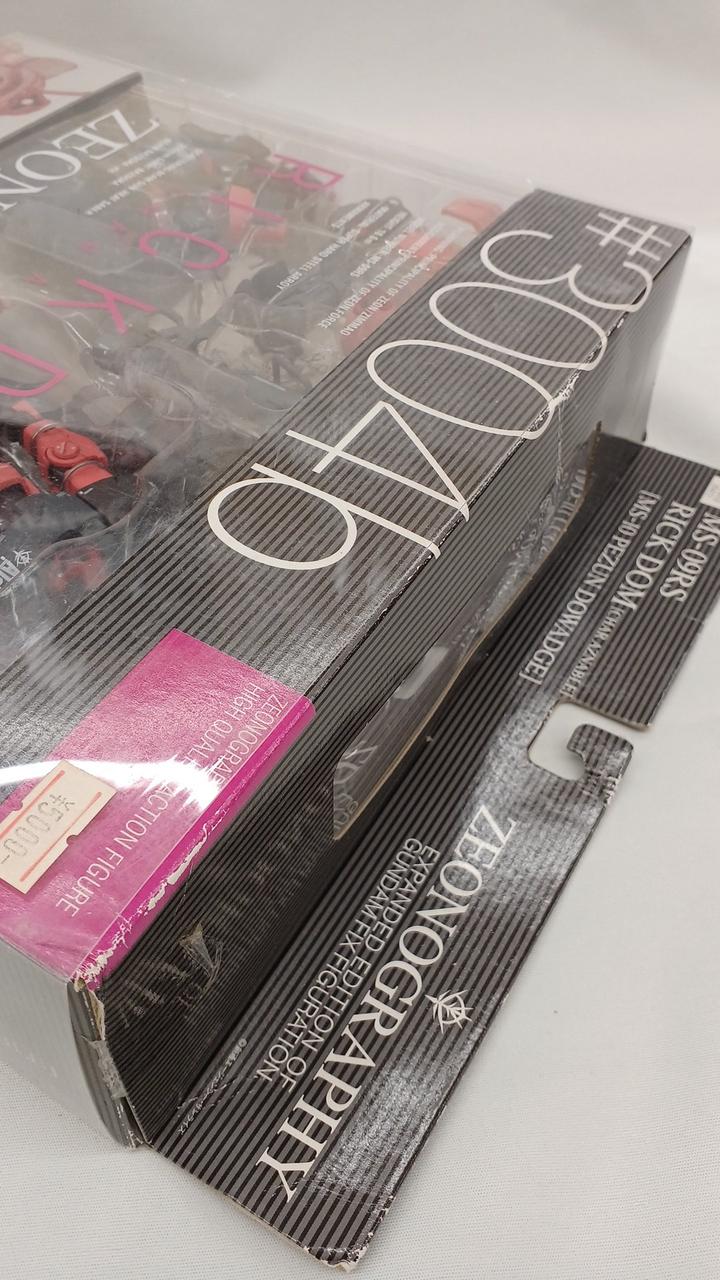 外箱擦れキズ多め