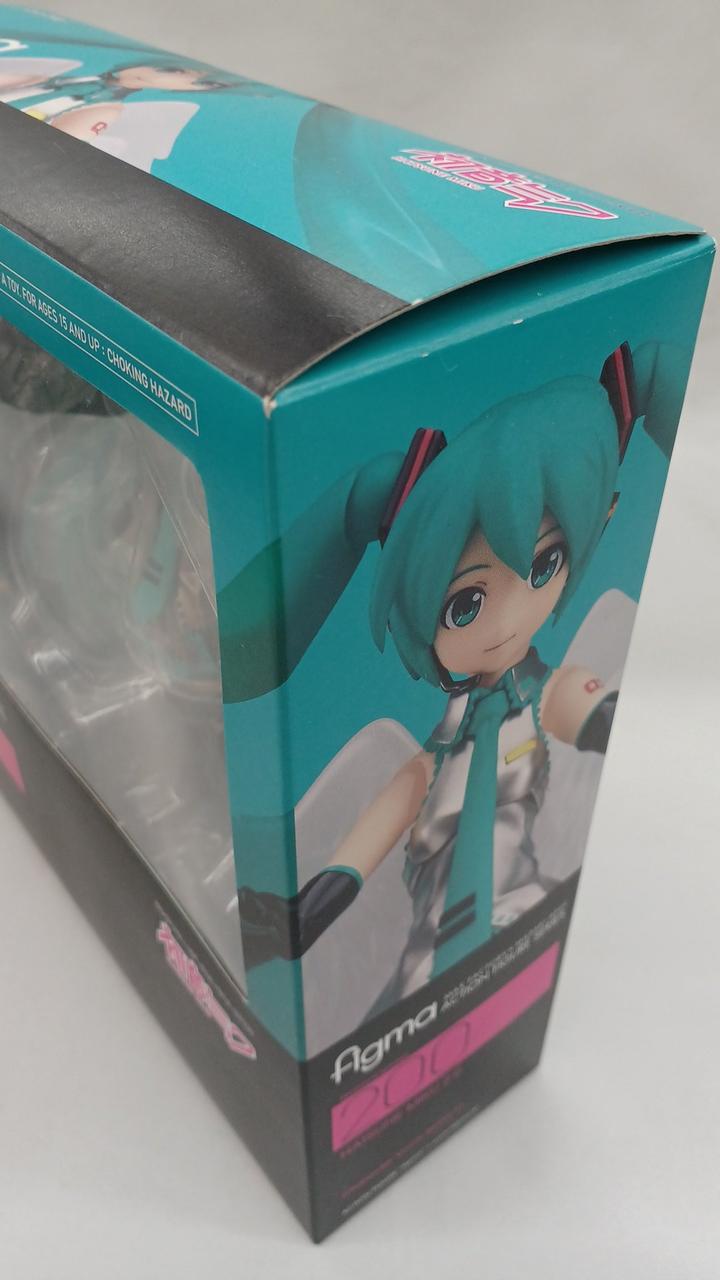 外箱、角に擦れキズあり