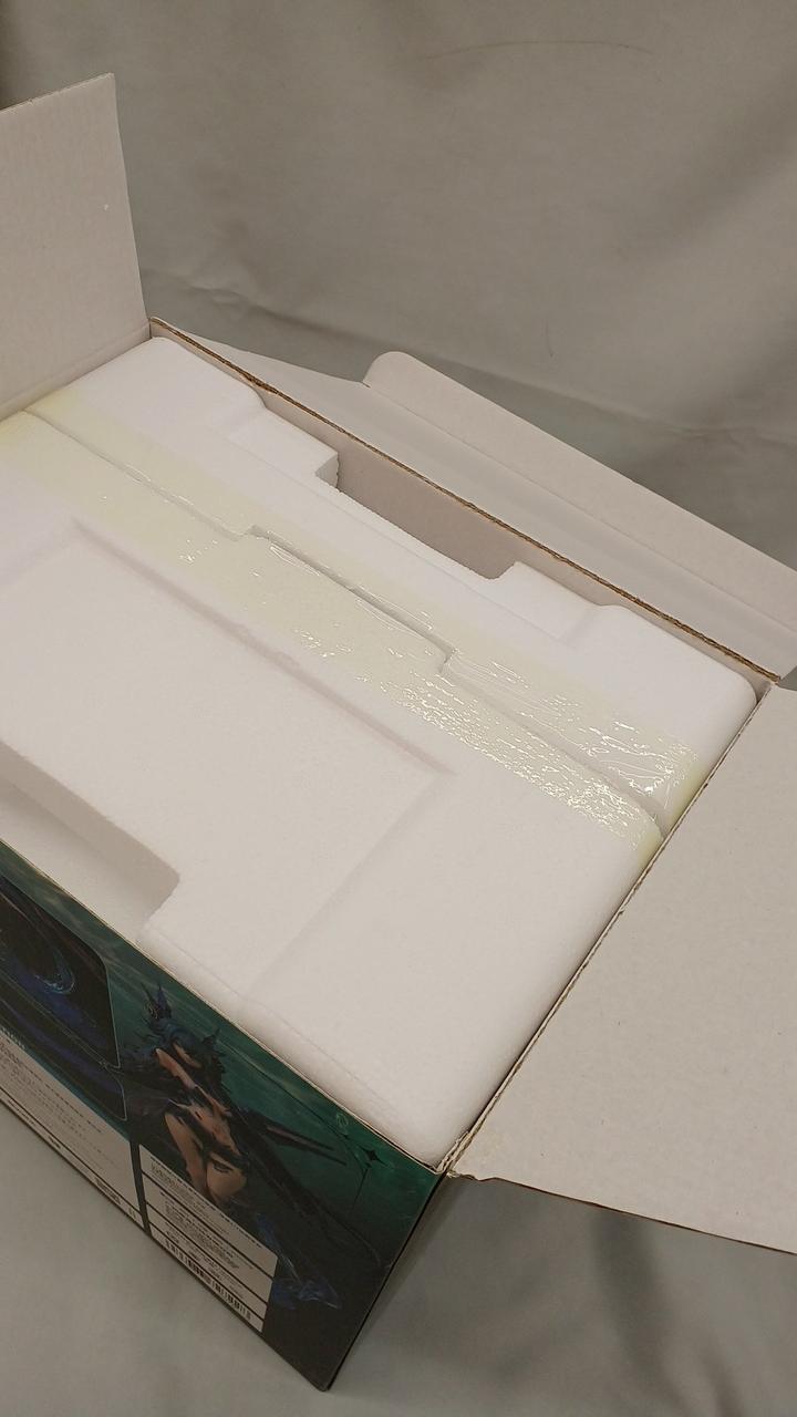 外箱の内側、作りが荒く切れている箇所あり