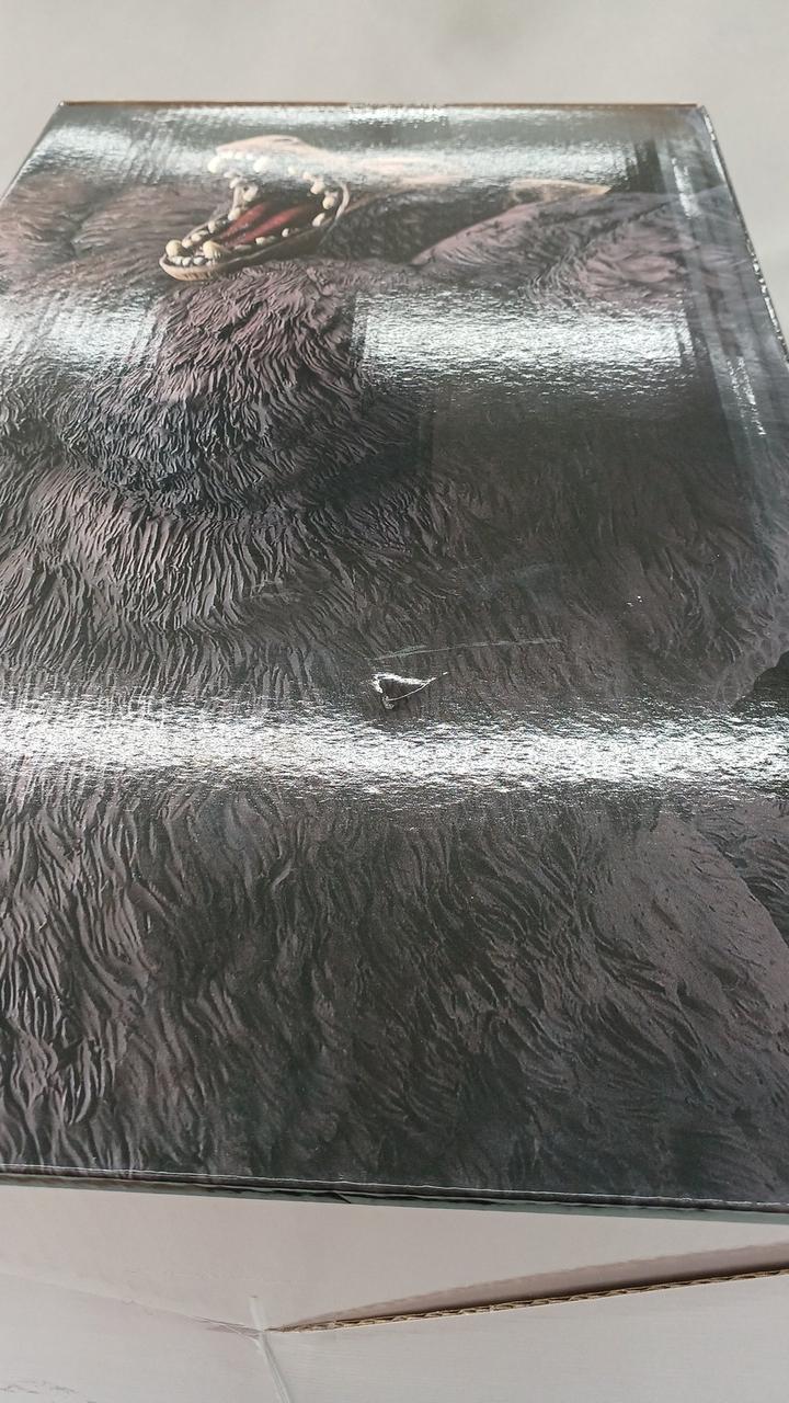箱にキズあり