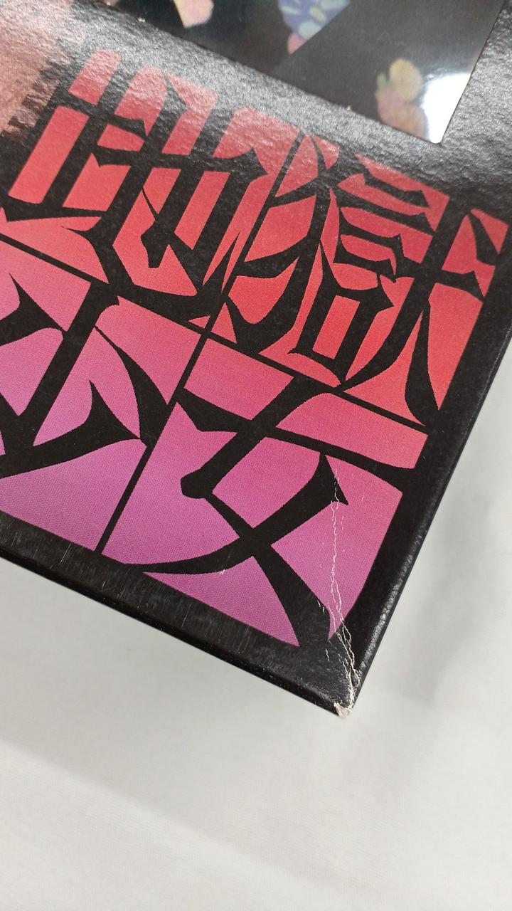 角に擦れキズあり