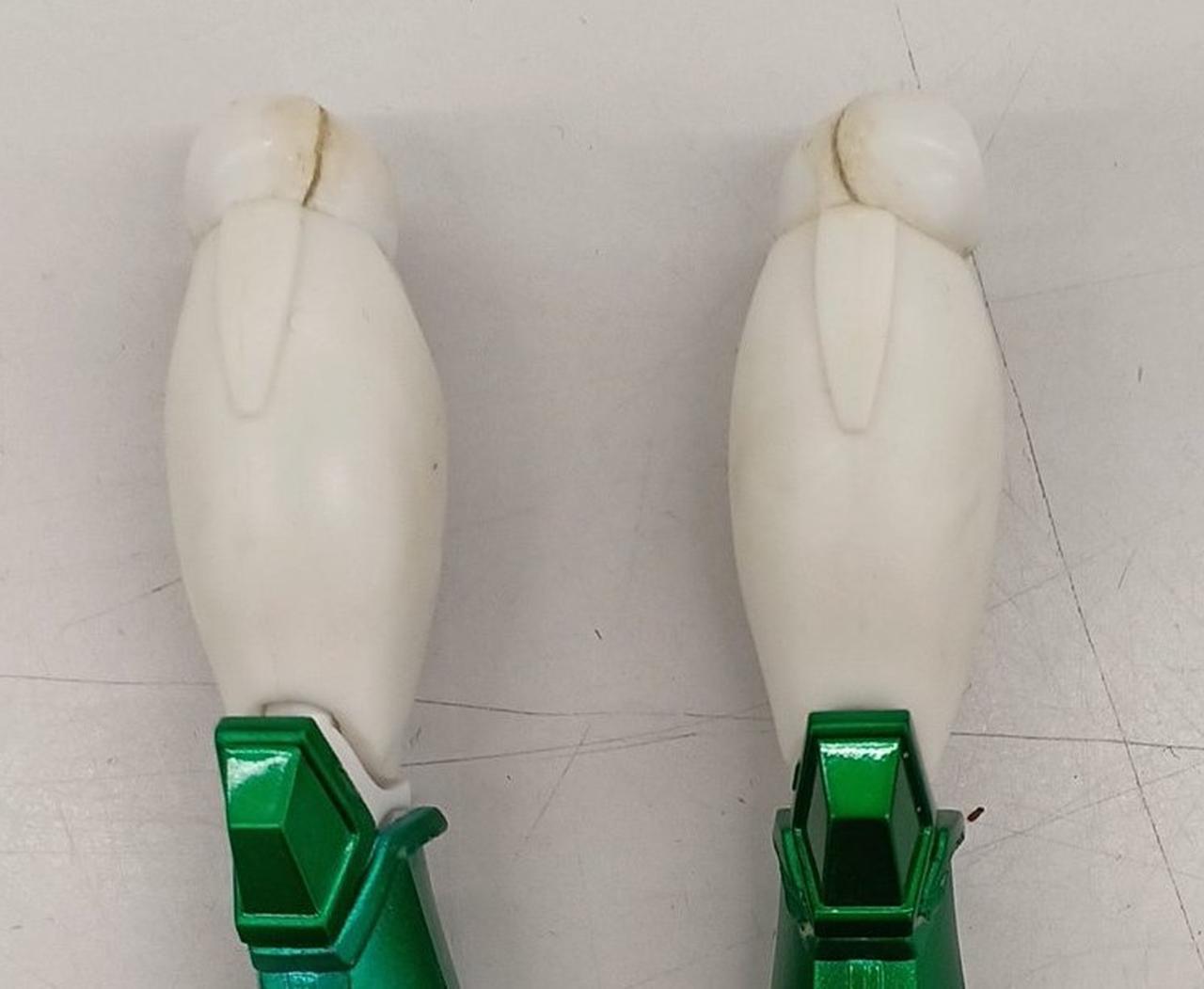 足のジョイントに破損あり　接着剤済み