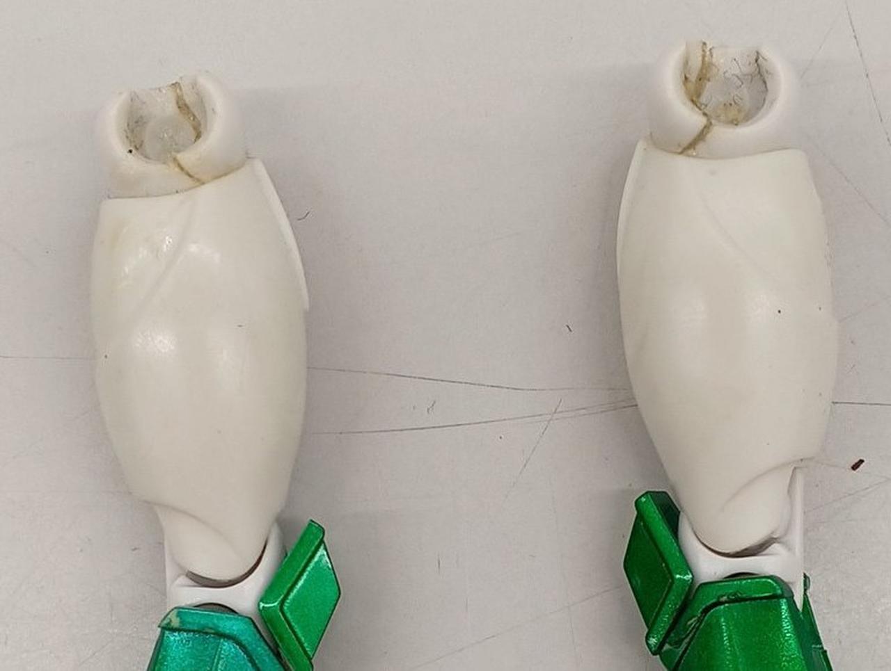 足のジョイント破損のため、ゆるゆるです