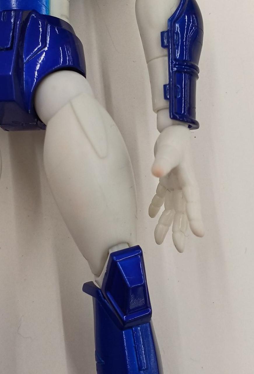 手と太ももにピンク色の汚れあり