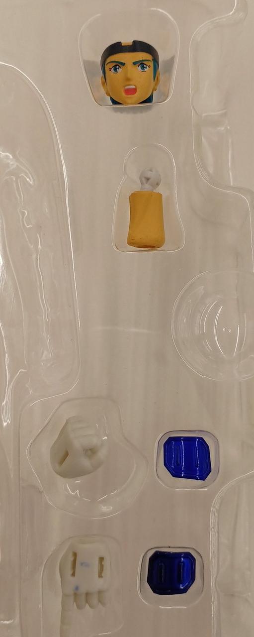 左下の手に青色の汚れあり