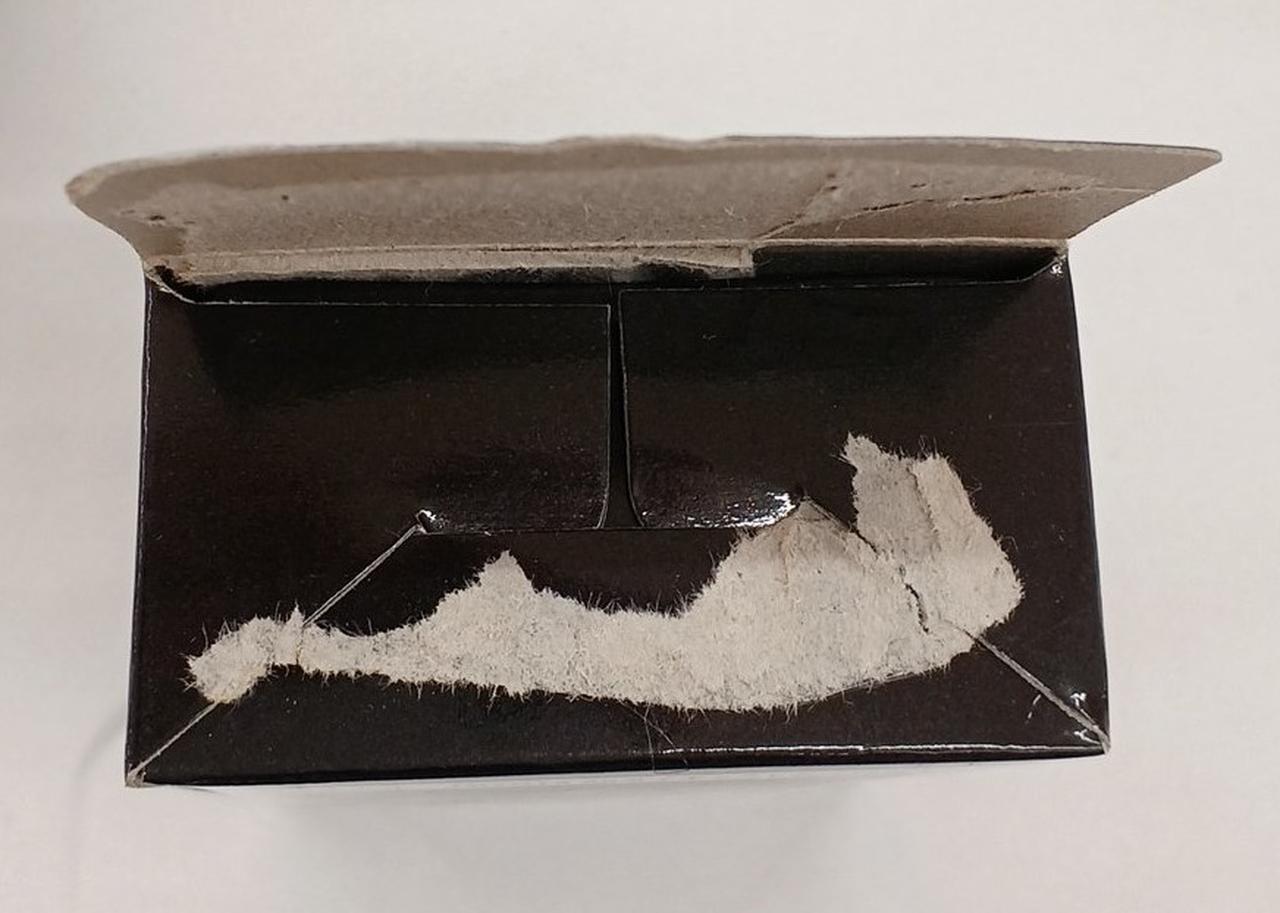 箱に破損ありますが、未開封です