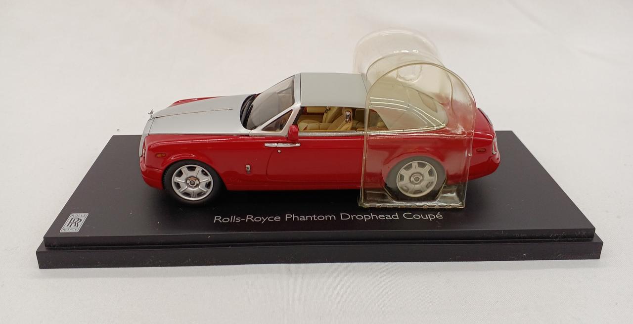 写真の固定用プラスチックがついています