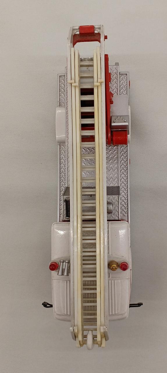 はしごの部分色あせあり