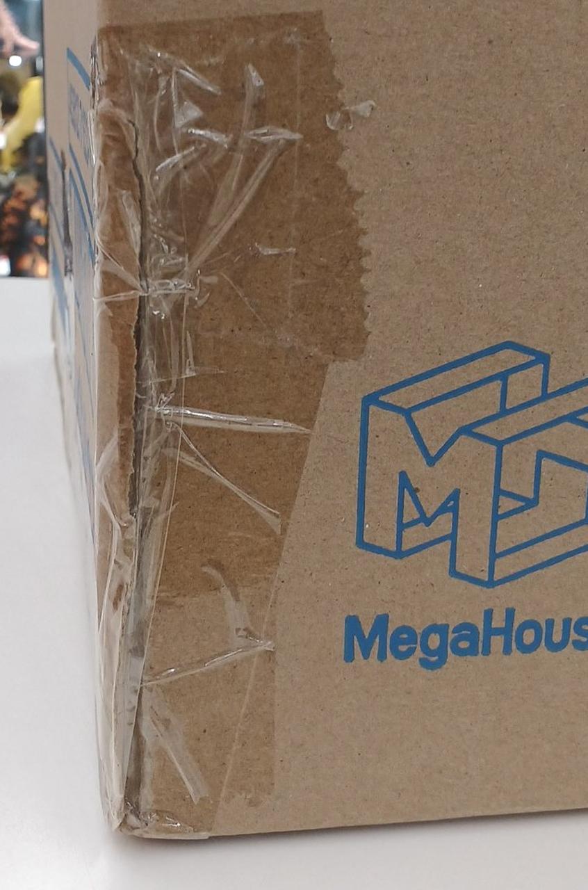 外箱破れ補強跡あり