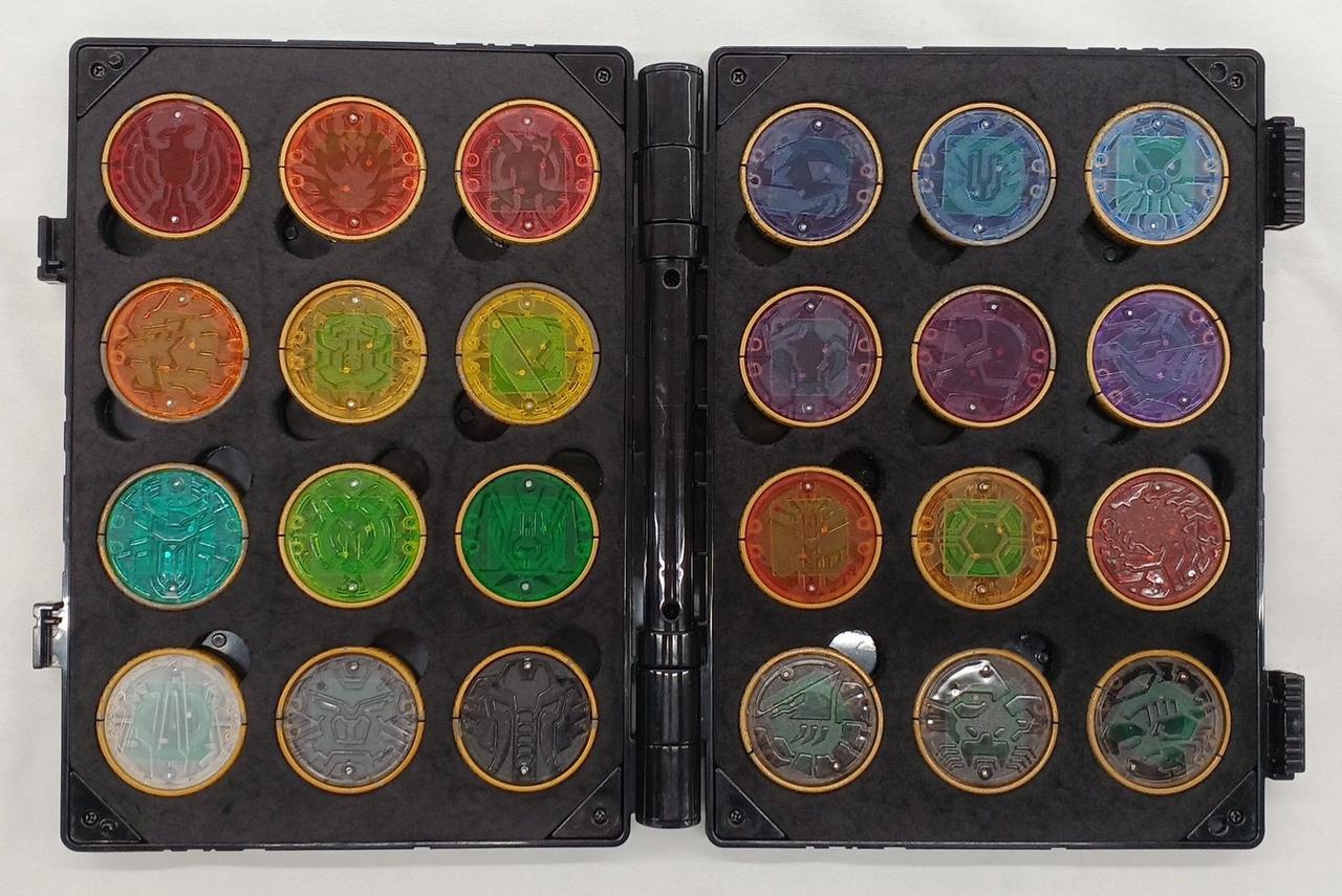 コアメダル全体的にキズあり