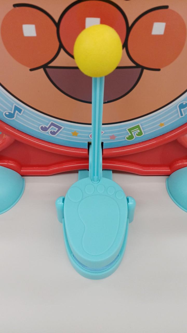 踏んでもドラムに届かず、叩けません。