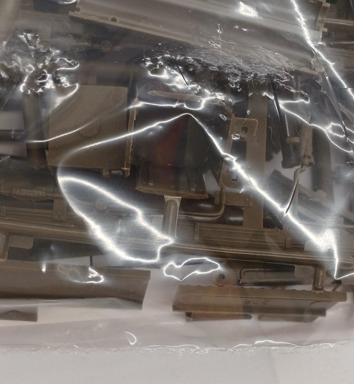 ランナーから外れたパーツあり