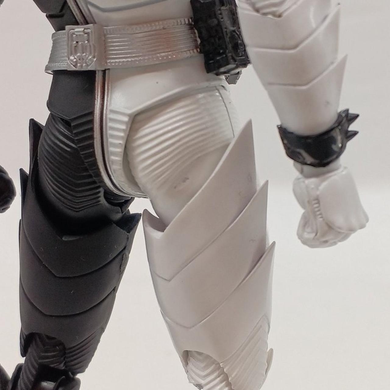 右太股裏にキズらしき跡