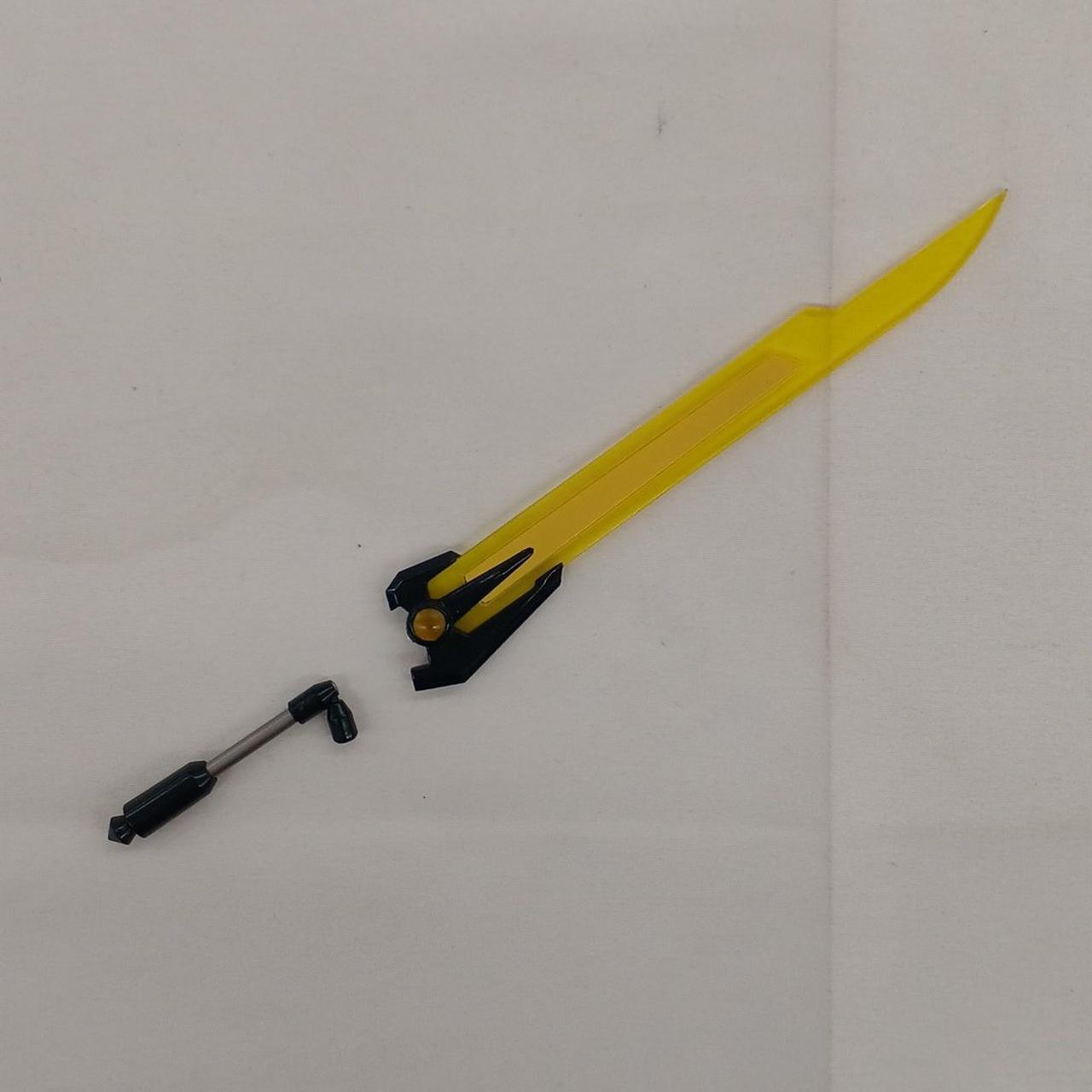 武器片方折れています