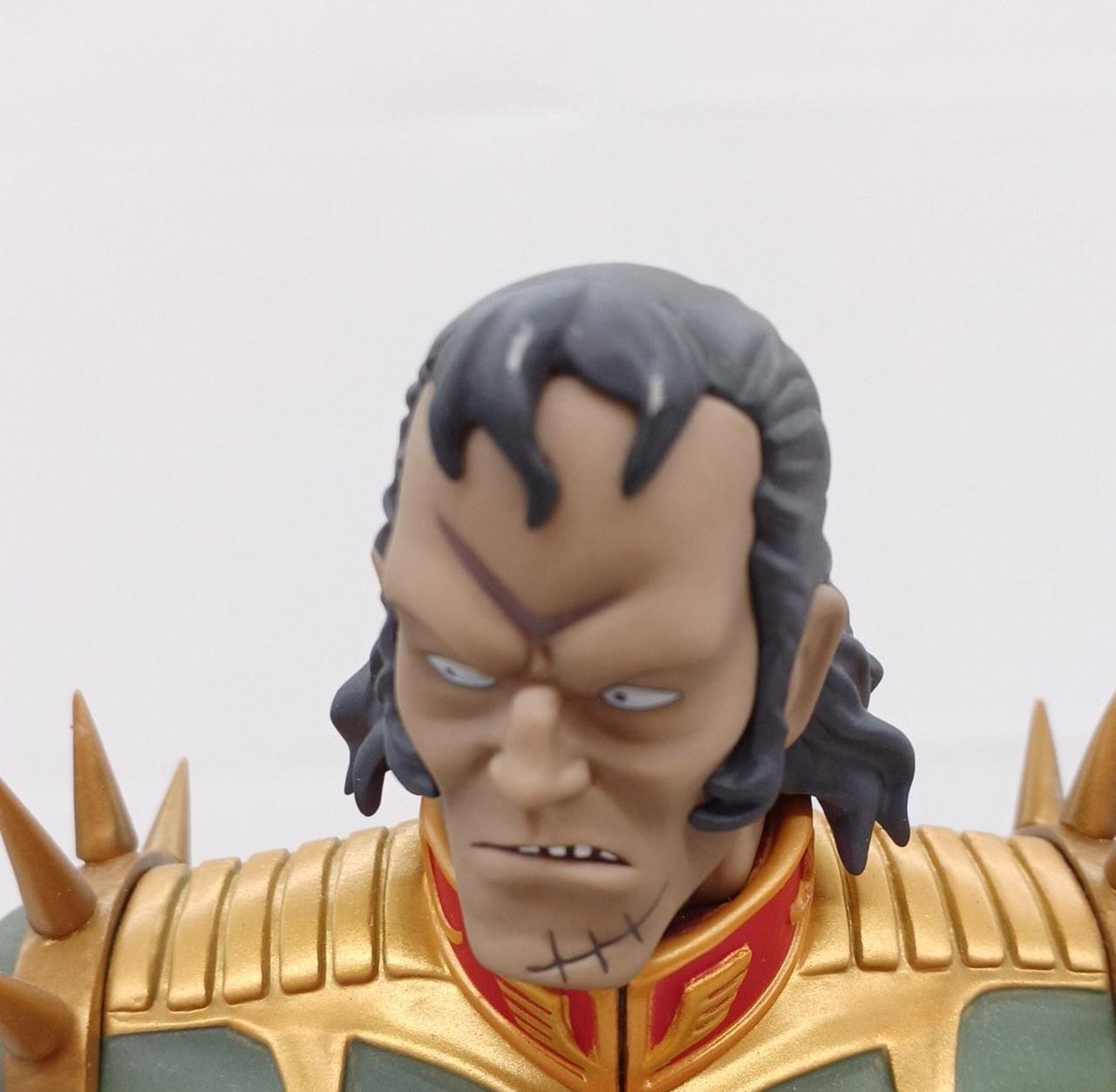 頭部に塗装剥げ