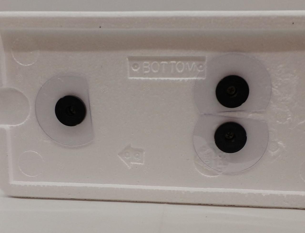 車体は裏でネジ止めされています