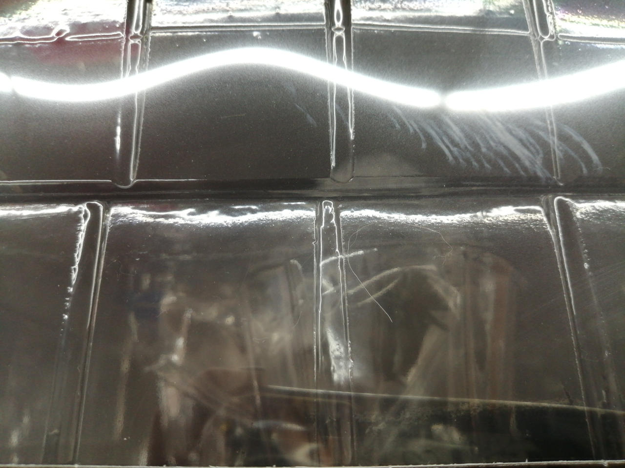 上部内側に白いホコリが入っています。