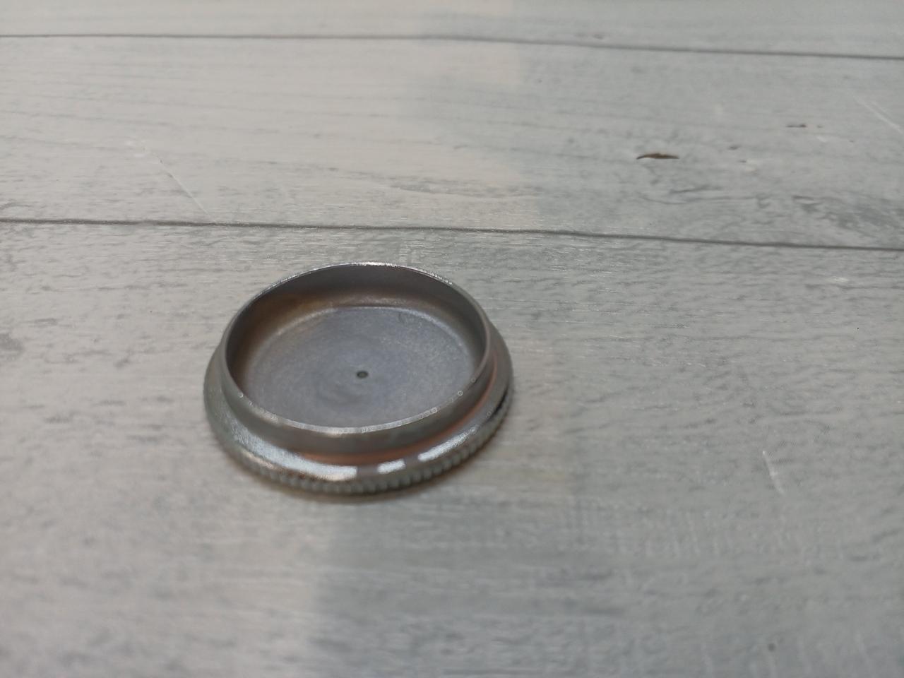 蓋のフチに塗料あり