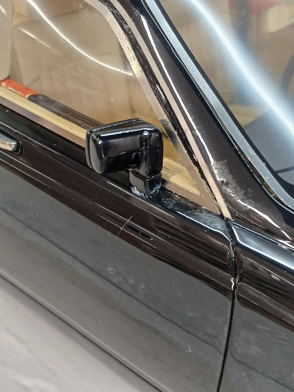 破損しており、接着剤で補強