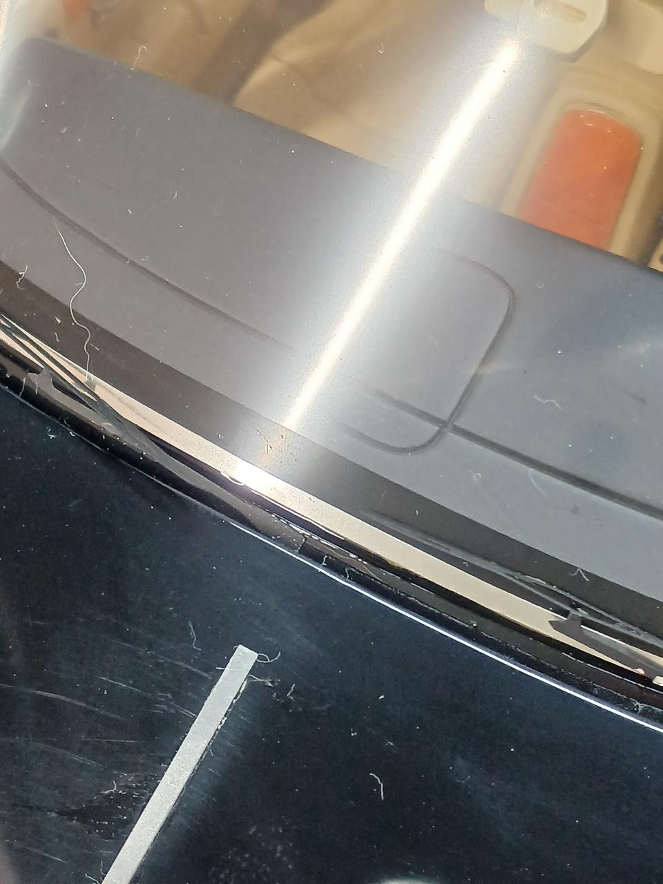 破損しており、接着剤で補強