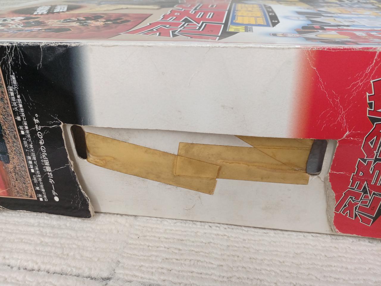 外箱破損の為補強しております。