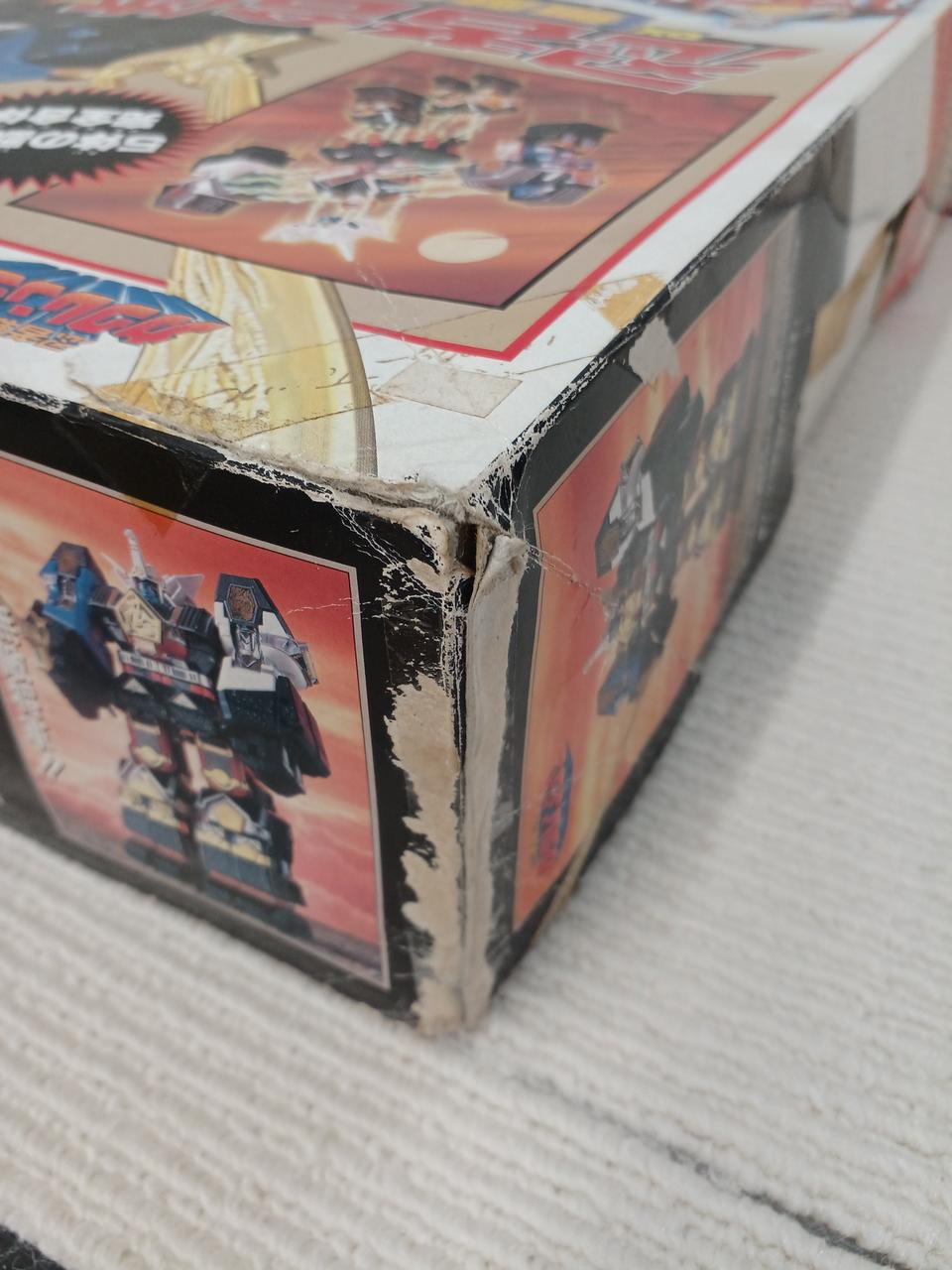 外箱破損の為補強しております。