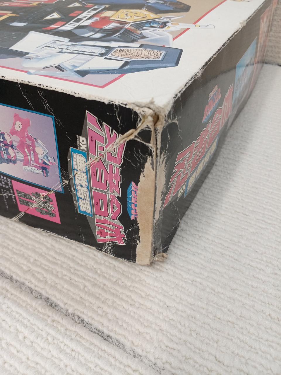 外箱破損の為補強しております。