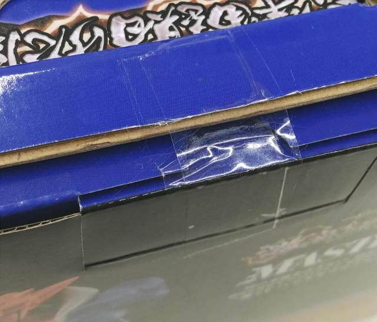 2度貼りの跡がありますが、未開封だと思わ