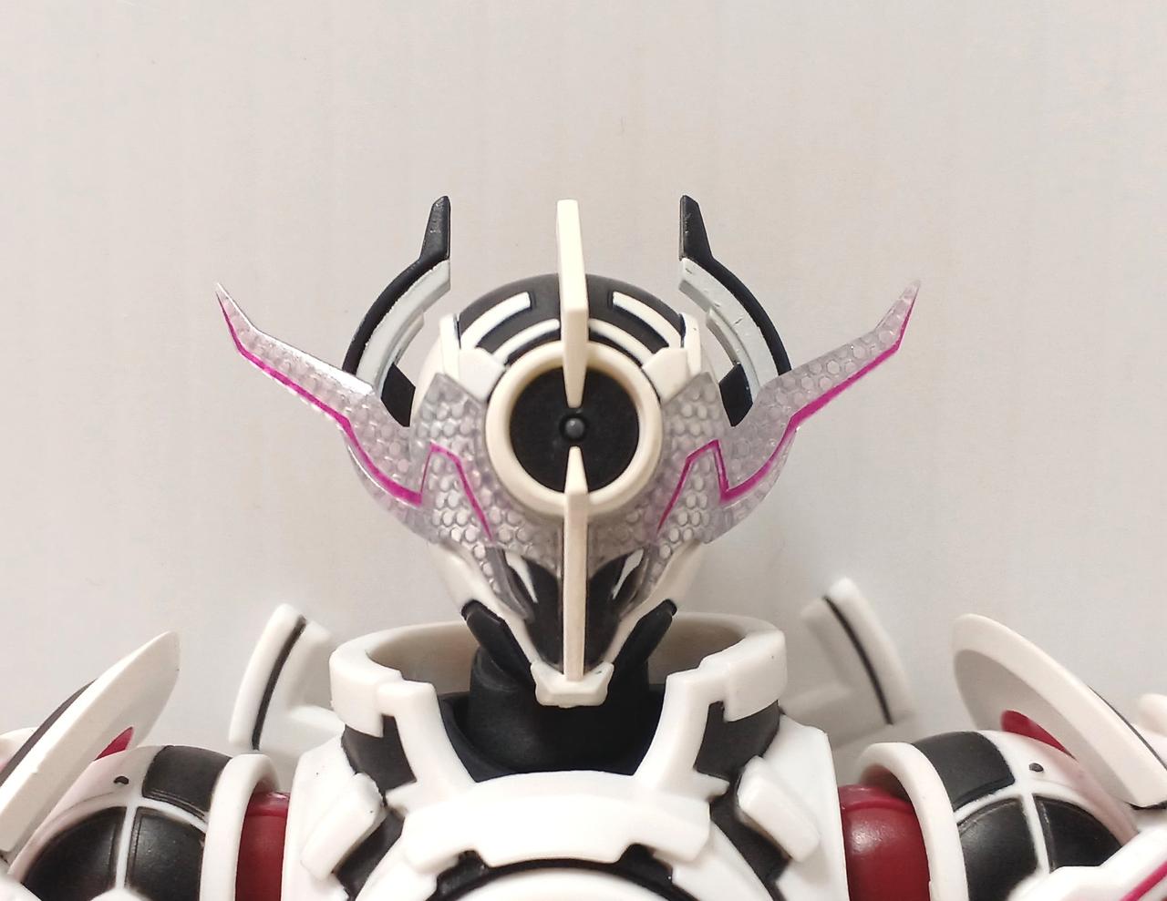 頭部白パーツやや変色あり