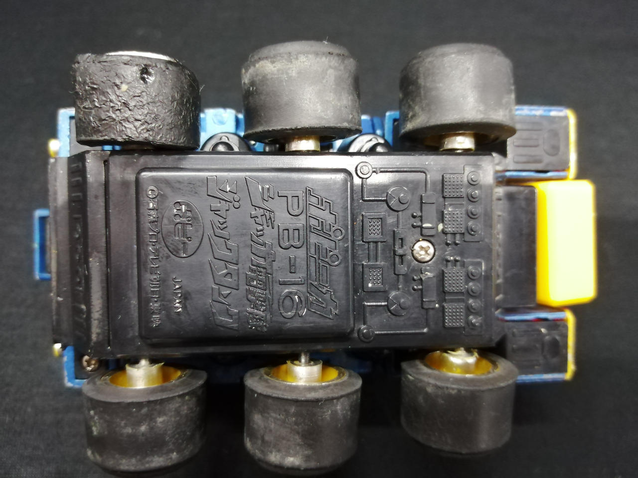 タイヤ、劣化、歪みあり