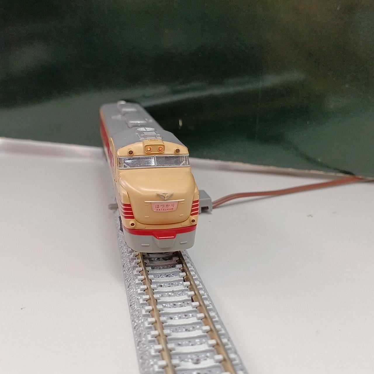 ライト点灯する車両