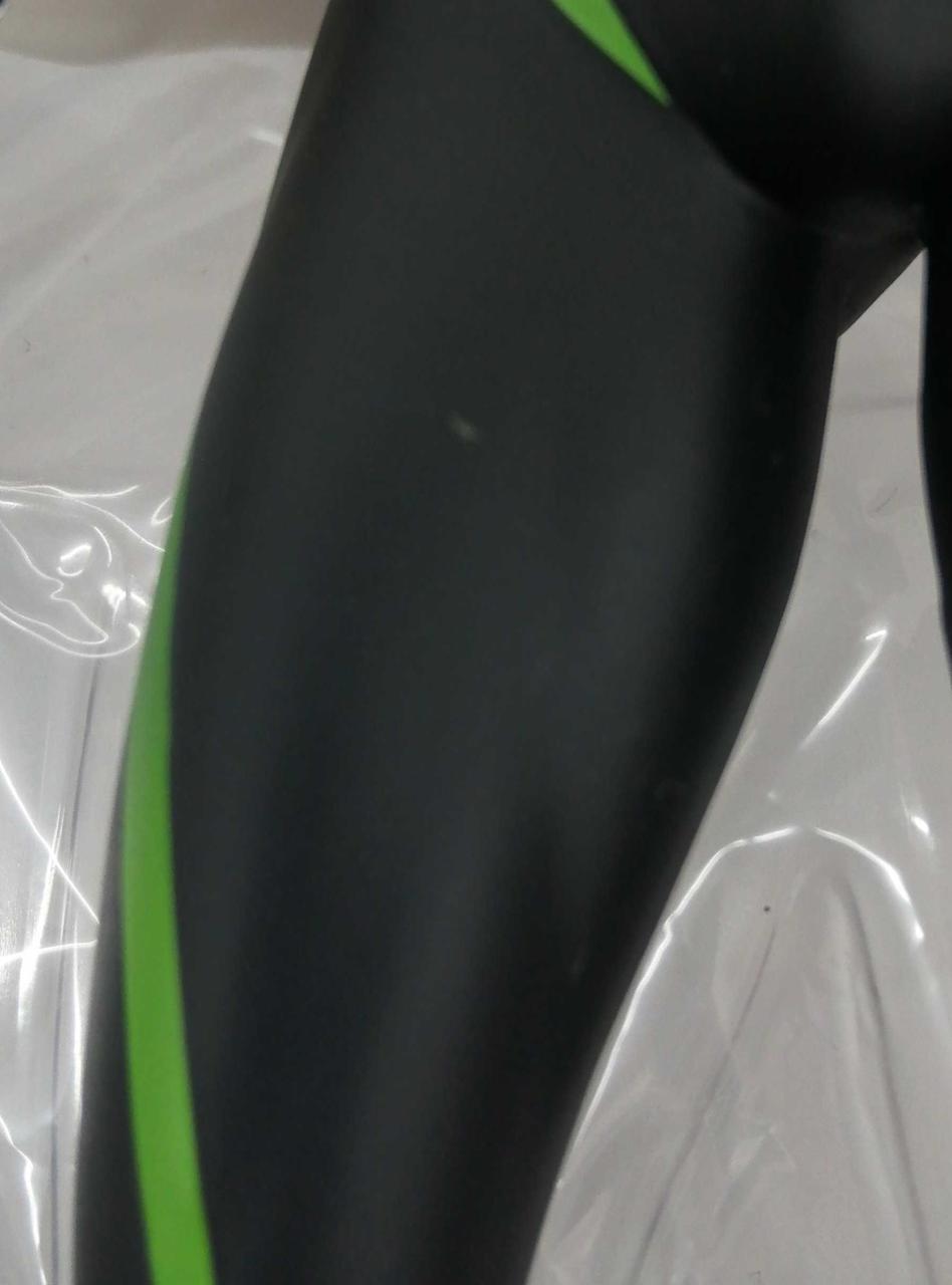 少し太ももに汚れあり