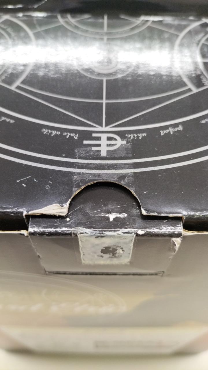 テープ剥がれています。