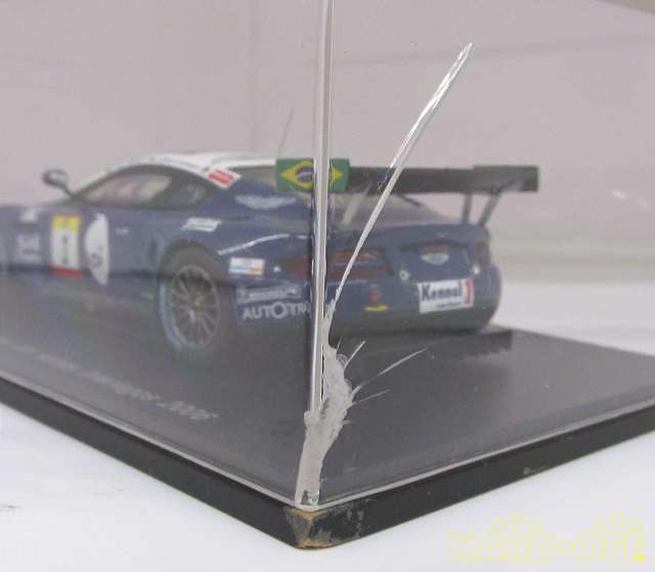 台座に傷みとケースに割れあり