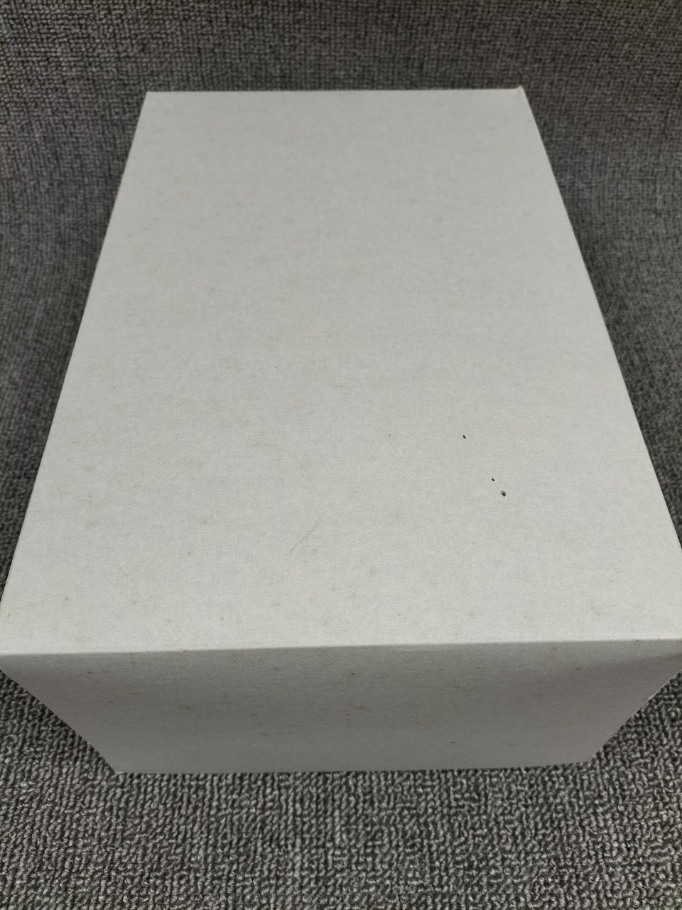 外箱裏側に経年による傷みがあります。