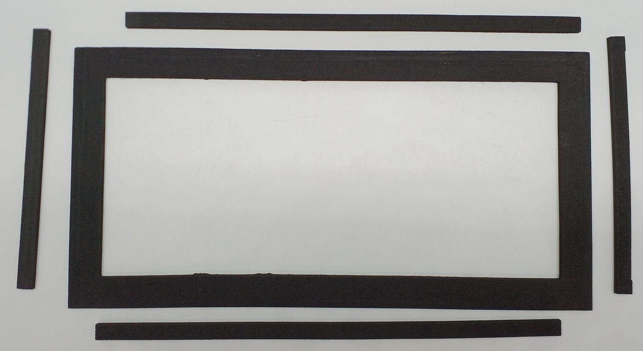 クッション材経年劣化により剥がれてます