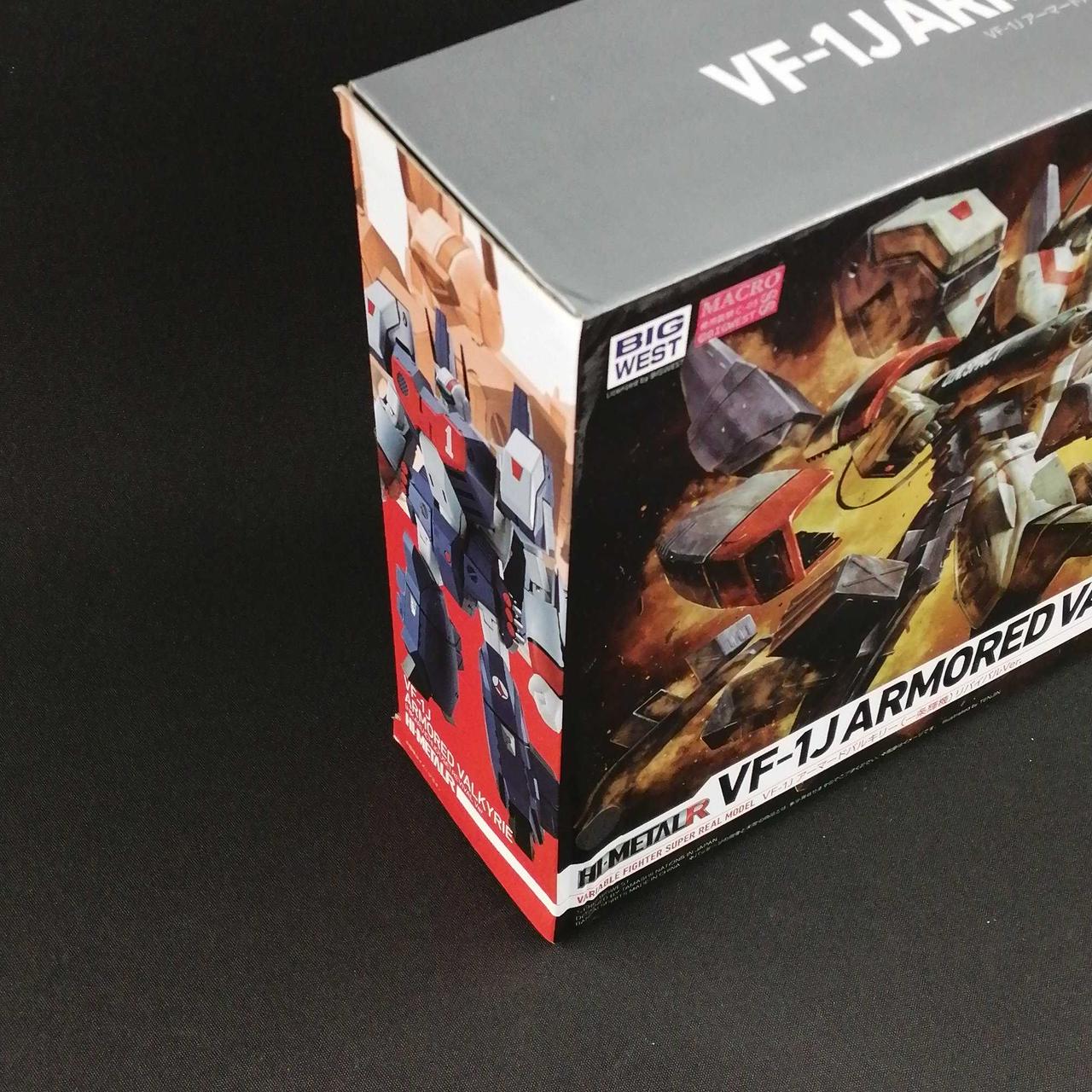 外箱、凹みがあります