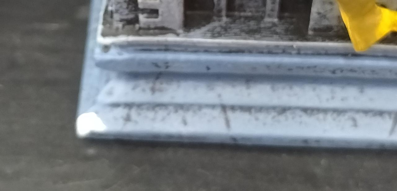 台座にキズ有りです。