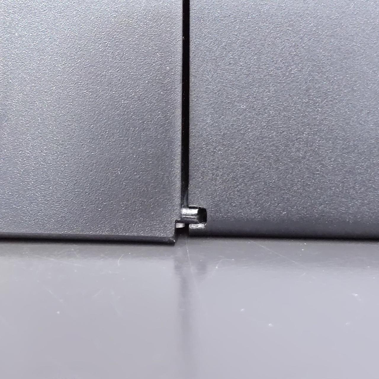 USBケーブル収納ボックス開閉部分割れ有