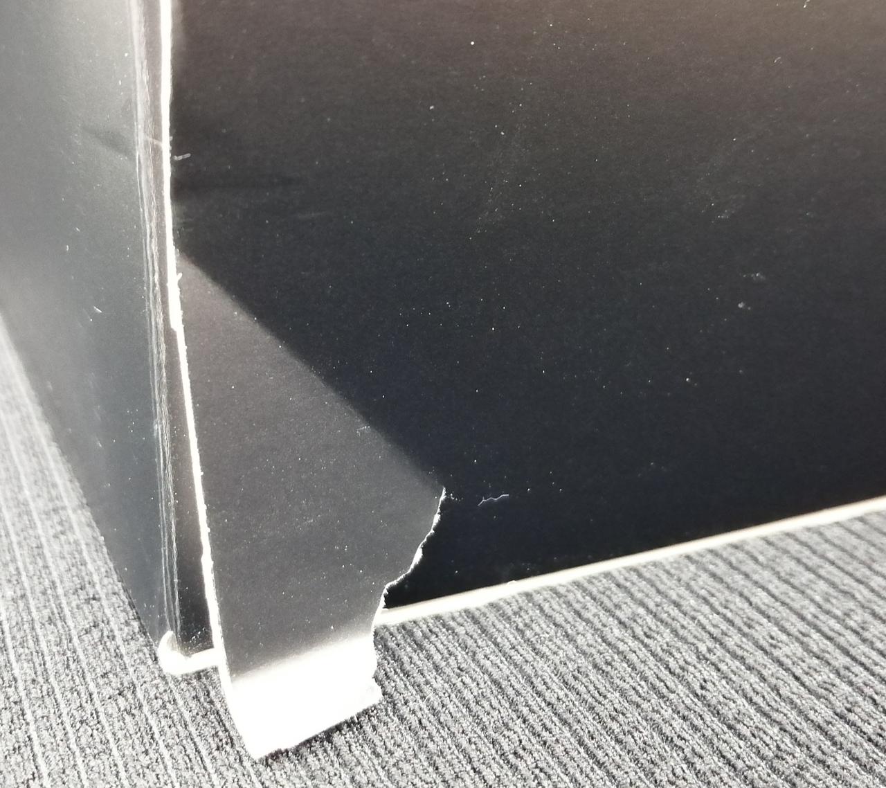 外箱角が一部破れています