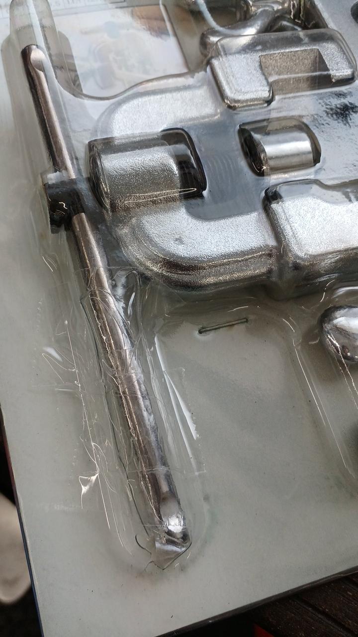 パッケージテープで補修されています。