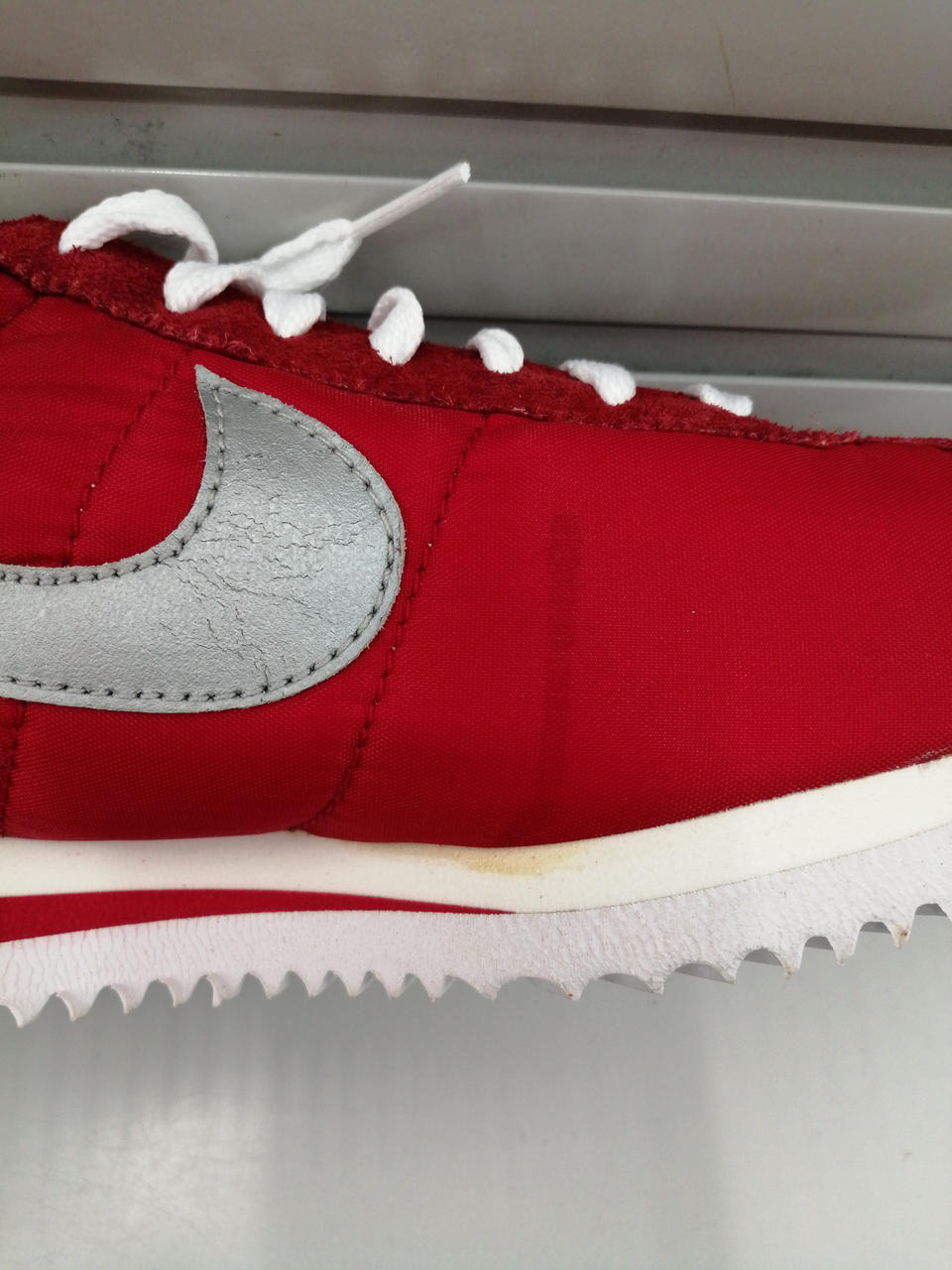 左足内側に、ダメージ・汚れがあります