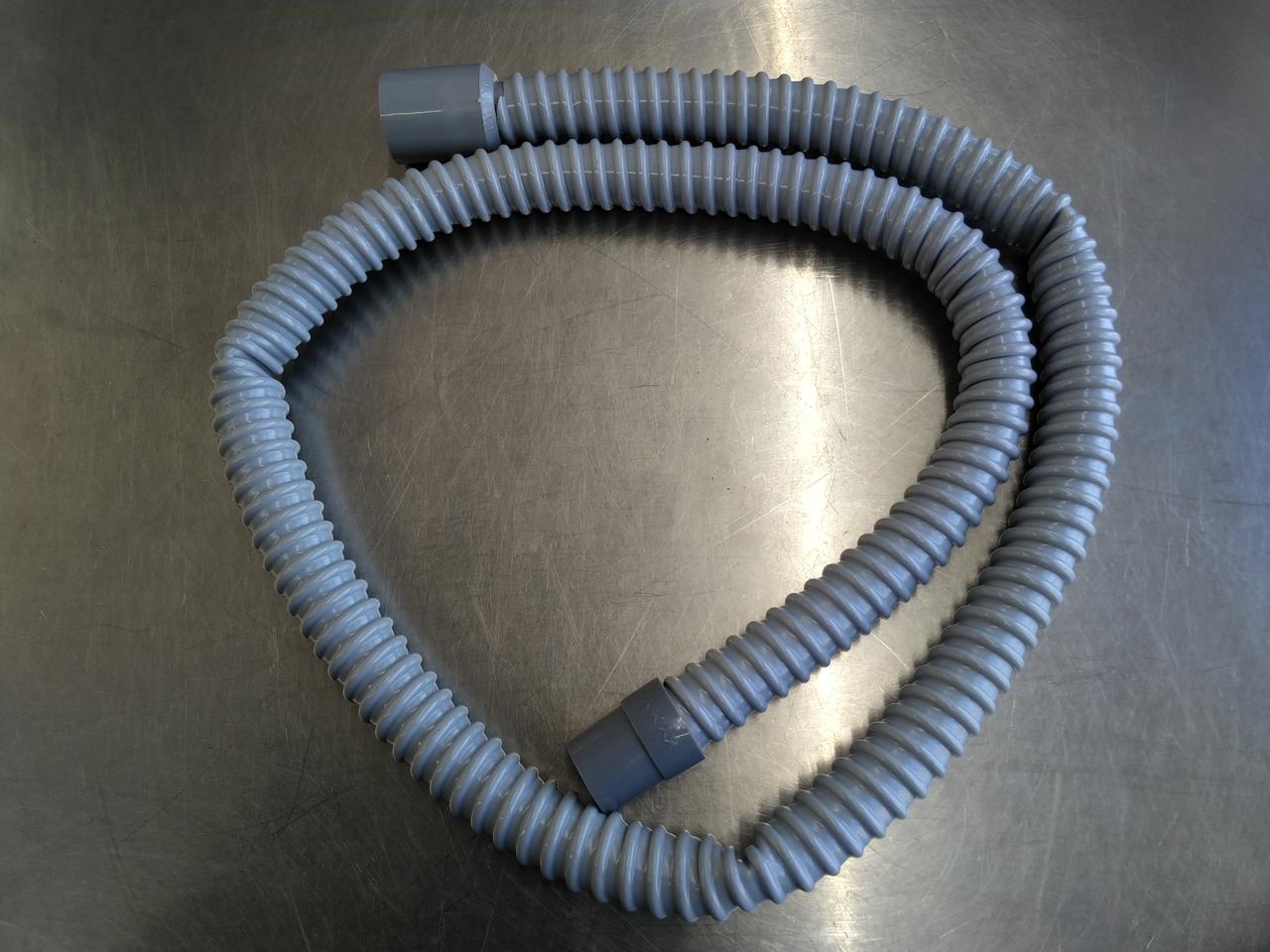 ホースに折れ目のクセが付いています