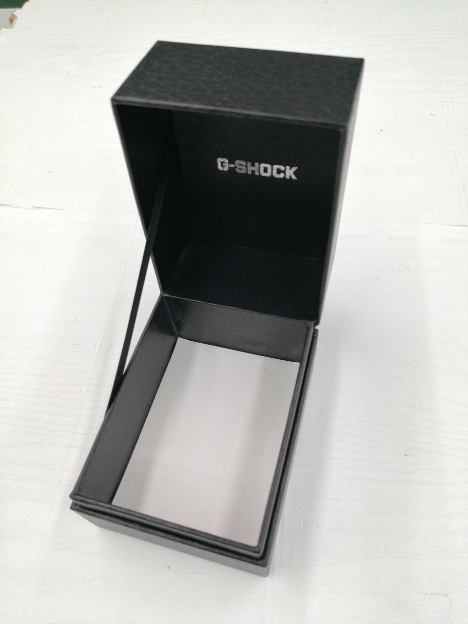 箱付きですが、クッション等がないです。