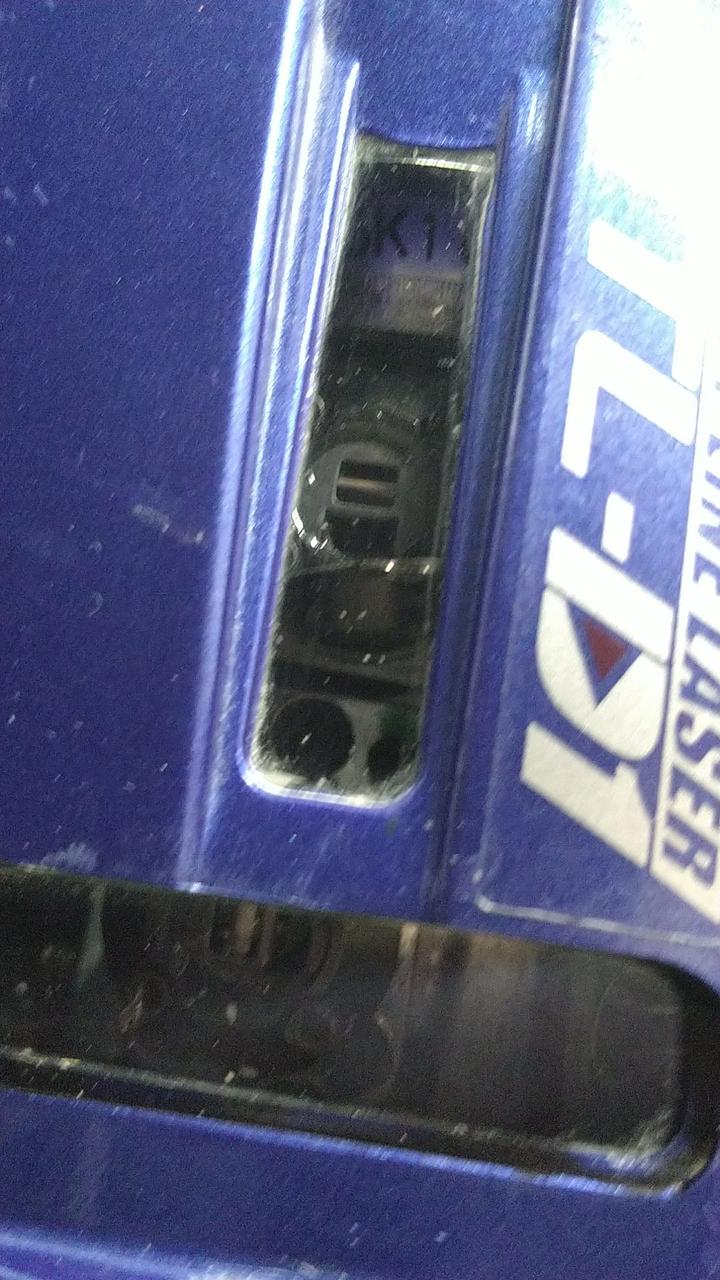 ※縦ラインのガラスにヒビあり