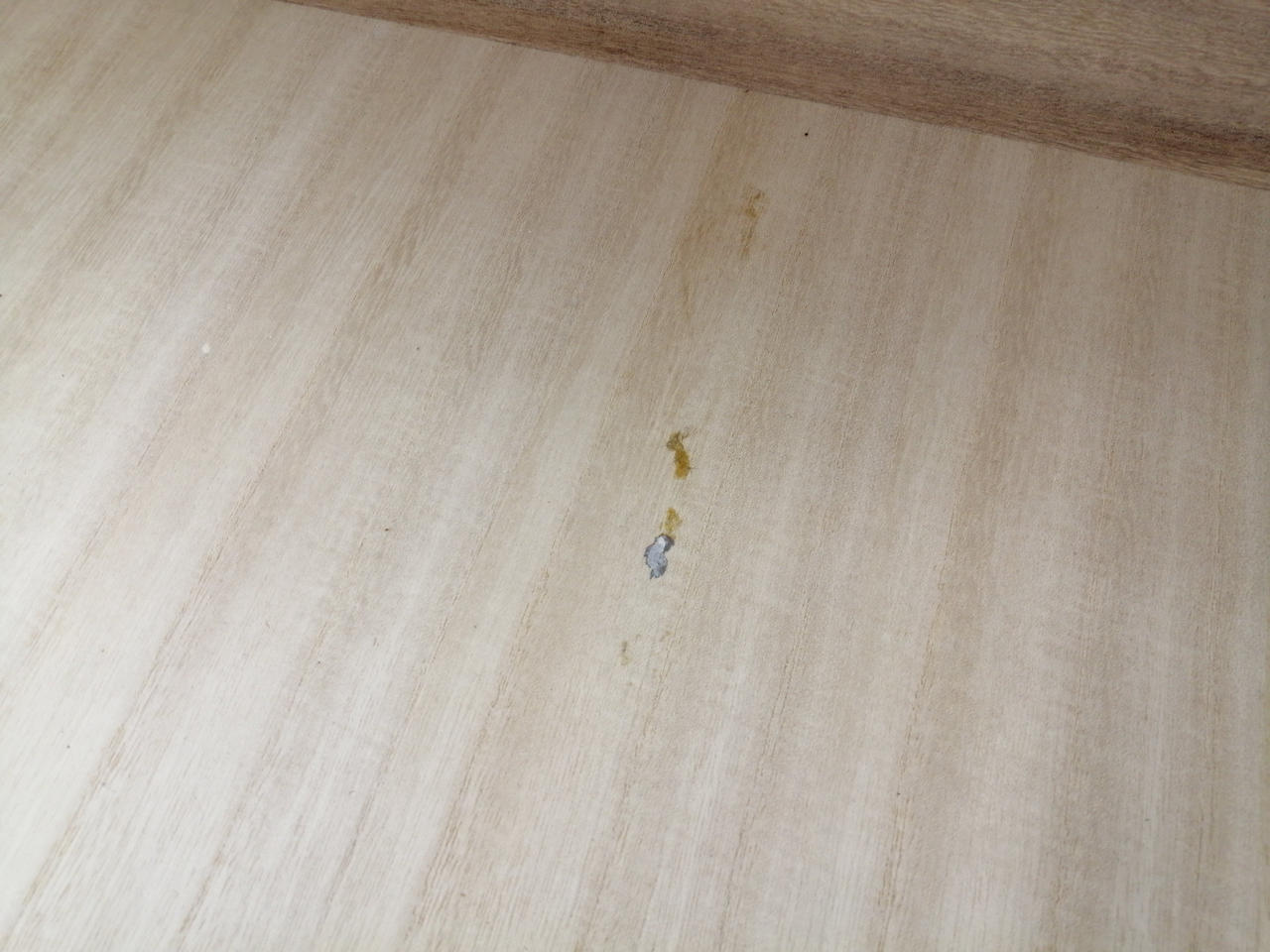 上から二段目に汚れあり。