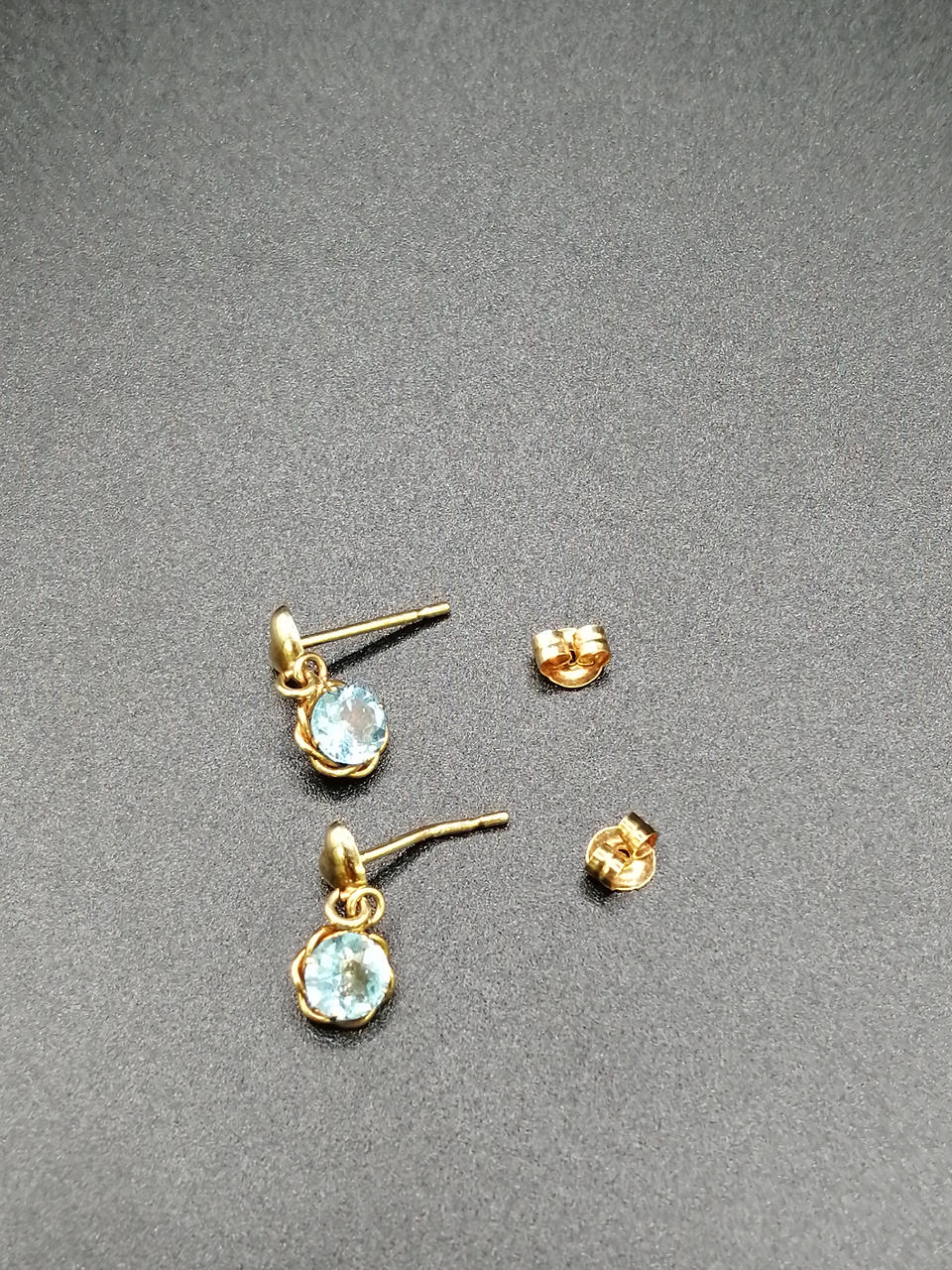 ※写真手前のピアスが曲がっています